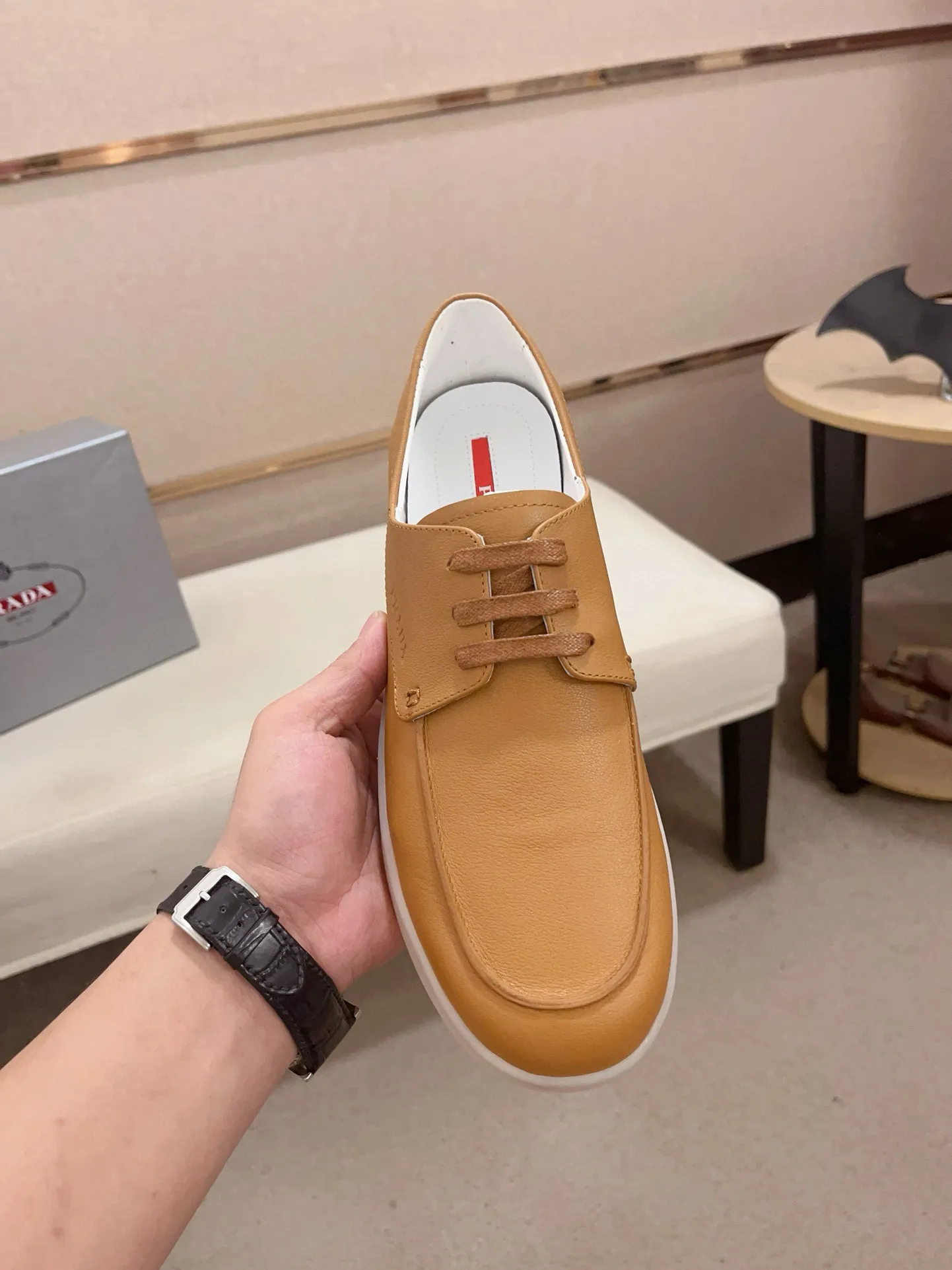 Men's shoes 💰 540💰 ✔️✔️✔️Higher version High-quality new PRADA (Prada) counters are launched at the same time. The new men's shoes and 😘 fabrics are made of high-tech glue-making technology. Lining: Full cowhide lining. 👍🏿 High-end ☄️ air-cushion molded anti-slip rubber outsole, exquisite lines, simple and elegant, comfortable and high-end for leisure travel. Code number: 38 to 44 (45 can be customized and cannot be returned or exchanged)
